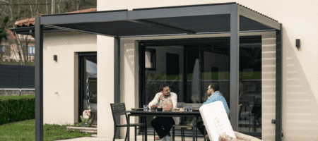 Moottoroitu bioklimatinen pergola